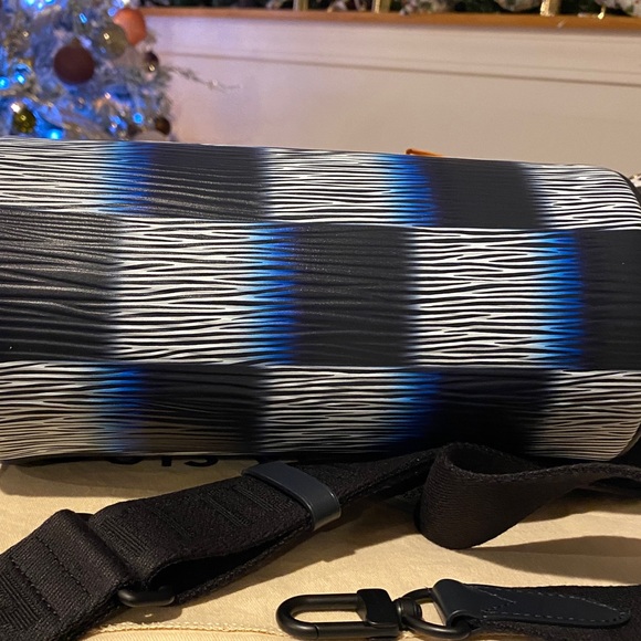 Rare Louis Vuitton
Blue Damier Rush Soft Polochon PM - Picture 12 of 12